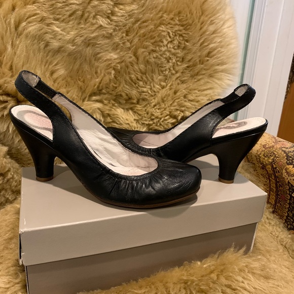 Adorable Locale black leather sling back shoes with leather interior. Size US 7 - Picture 2 of 10